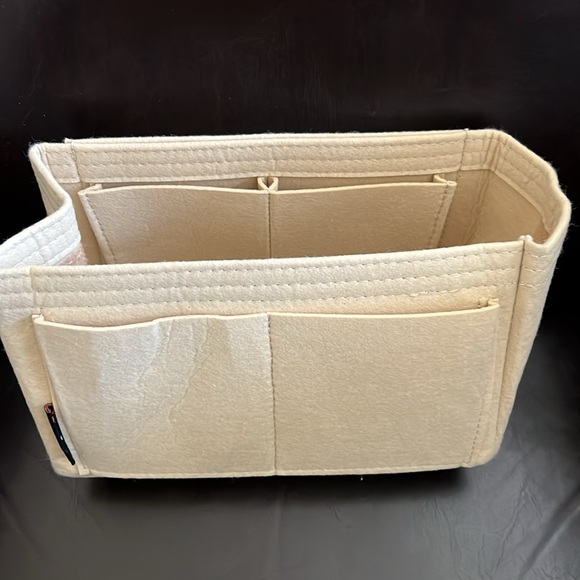 Vintage Fendi camera bag - Picture 7 of 7